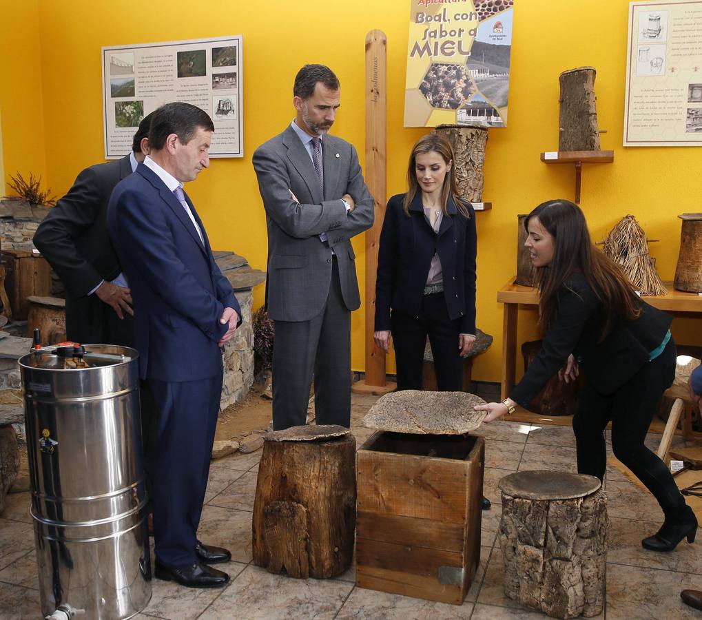 Los reyes Felipe y Letizia, junto al alcalde de Boal, José Antonio Barrientos. visitan la Casa de la Apicultura.