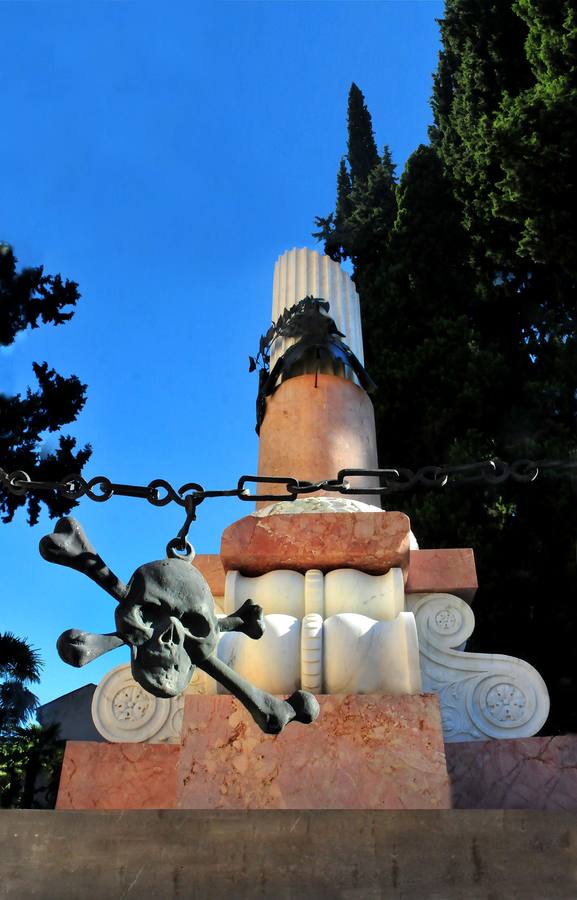 Calaveras La tumba de Melchor Almagro Díaz (1850-1858) es la mejor muestra de la simbología funeraria romántica que se puede encontrar en el cementerio de Granada. No hay cruces en un panteón en el que la muerte está presente con su mayor crudeza. La imagen en bronce del político granadino fue realizada por Agustín Querol y Suvirats en 1893.