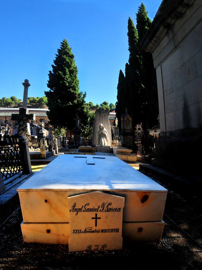 La más humilde El escritor Ángel Ganivet rompió con el ornato funerario y quiso ser enterrado en 'la tumba más humilde y sencilla' del cementerio. Está situada a la izquierda del paseo de los cipreses.