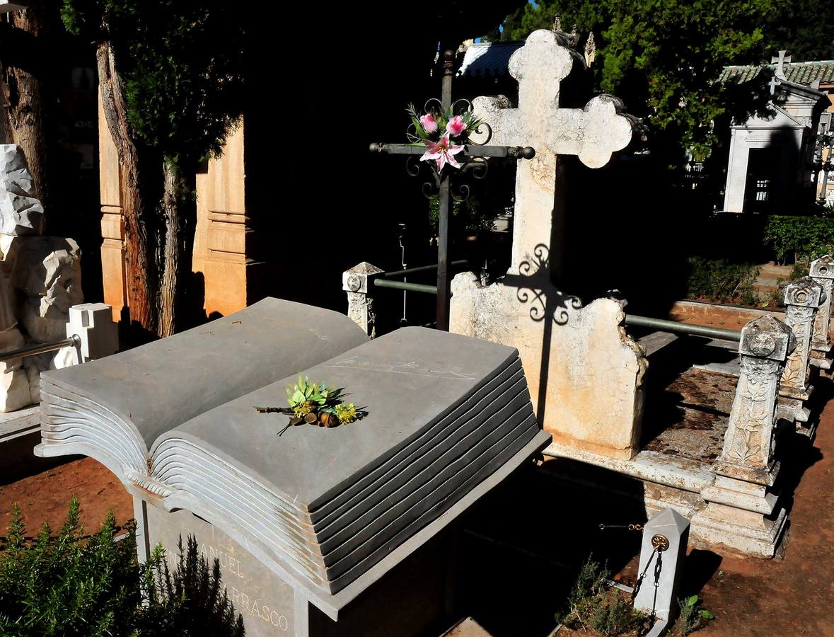 Libro de poesía La tumba del poeta Manuel Benítez Carrasco es un enorme libro de piedra.