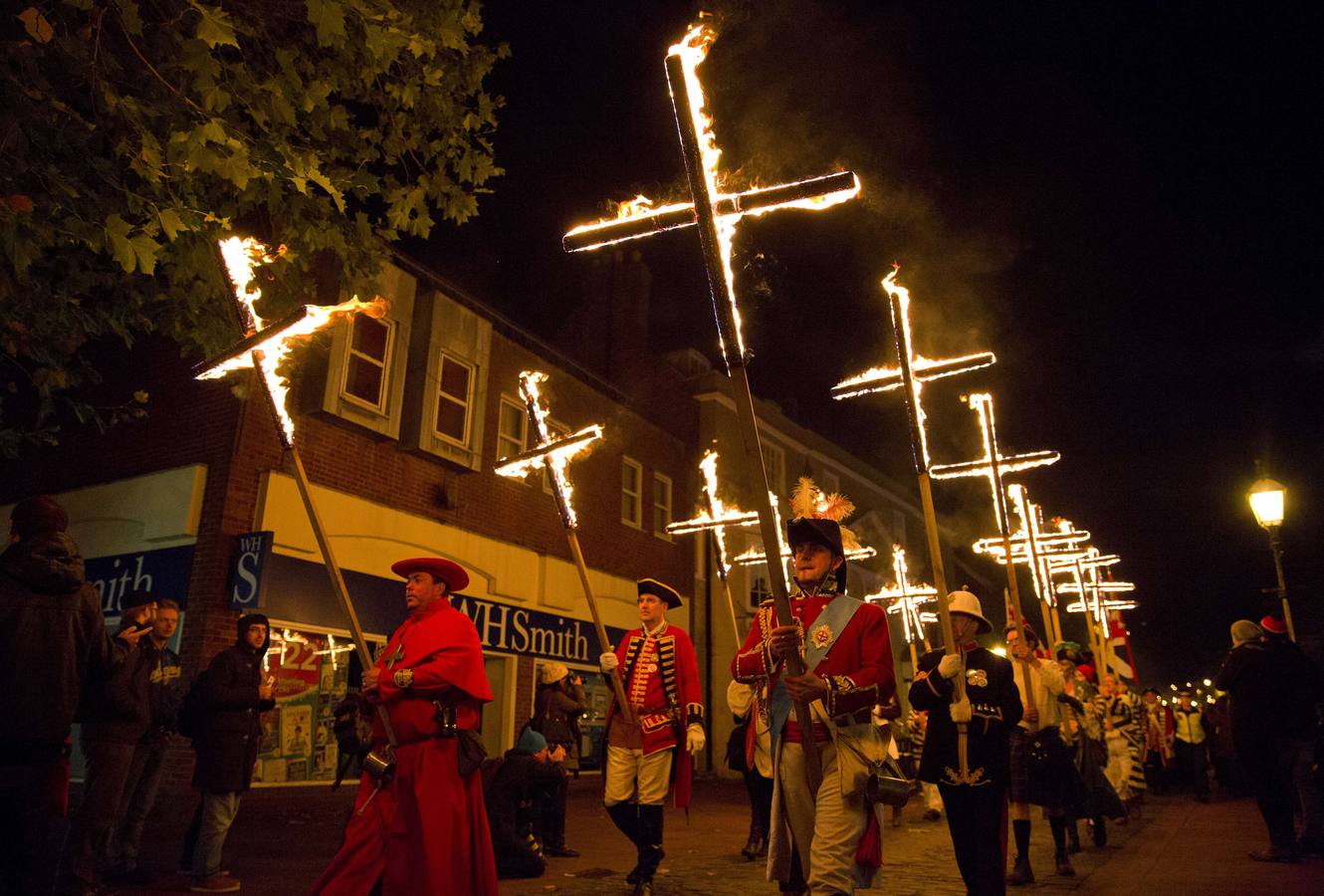 Desfile por las calles de Lewes en Sussex.