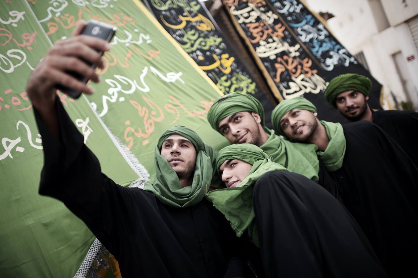 Musulmanes posan para una autofoto durante una ceremonia para conmemorar la Ashura, que conmemora el asesinato siglo VII del imán Hussein.