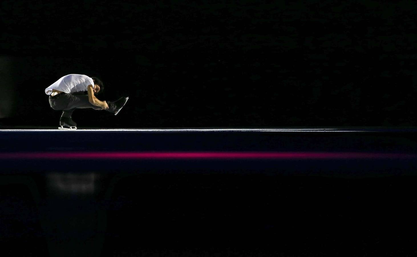 Javier Fernández realiza una exhibición en el Gran Premio de la Copa Rostelecom ISU de patinaje artístico en Moscú.