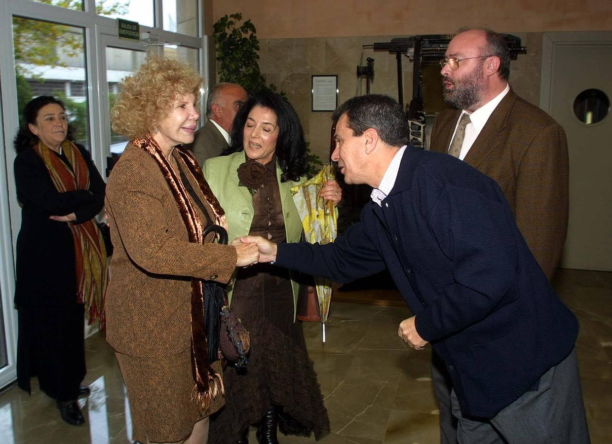 Cayetana Fitz-James Stuart, Duquesa de Alba, durante su visita a las instalaciones del periodico IDEAL. 17/11/2002