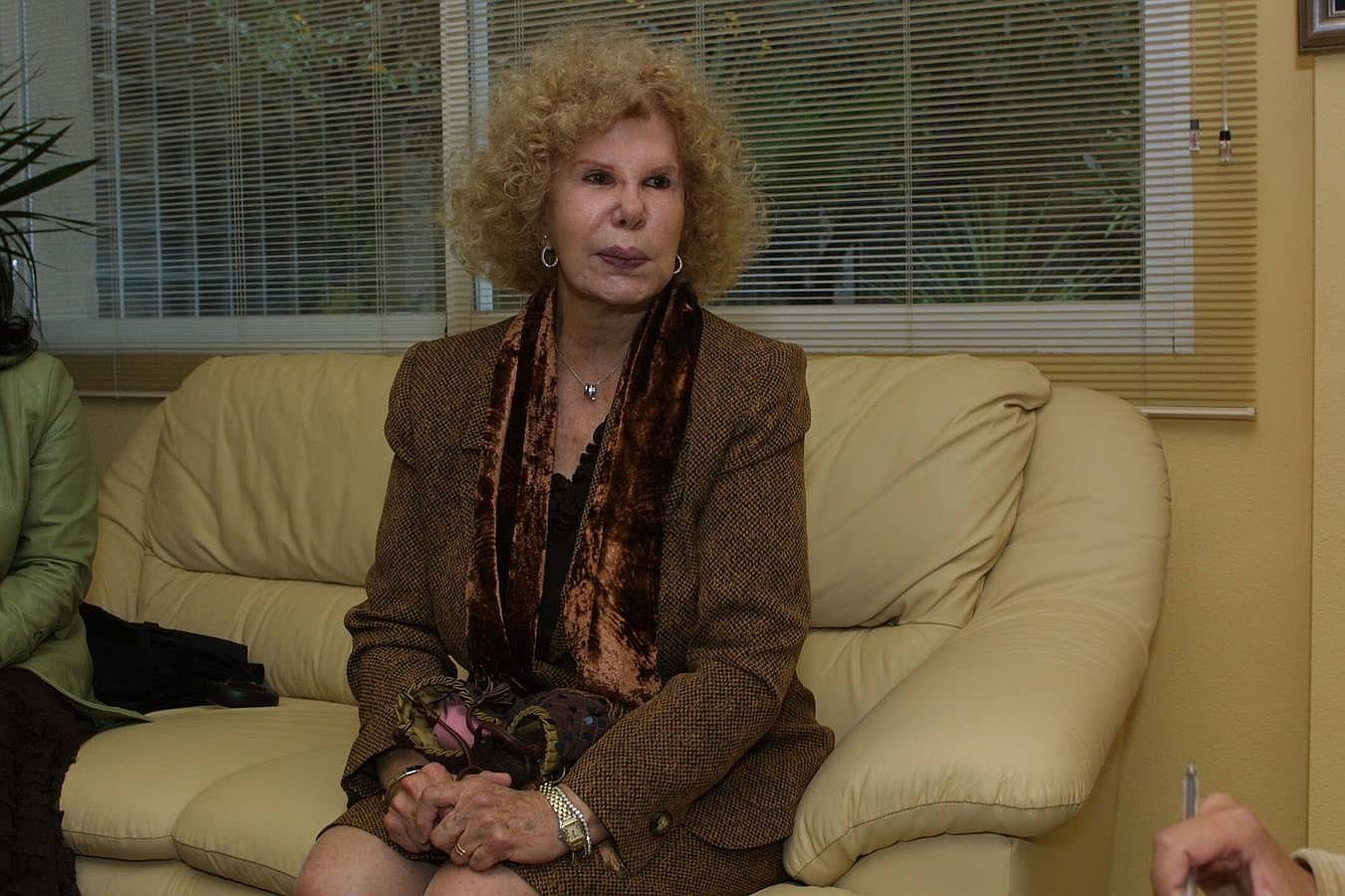 Cayetana Fitz-James Stuart, Duquesa de Alba, durante su visita a las instalaciones del periodico IDEAL. 17/11/2002