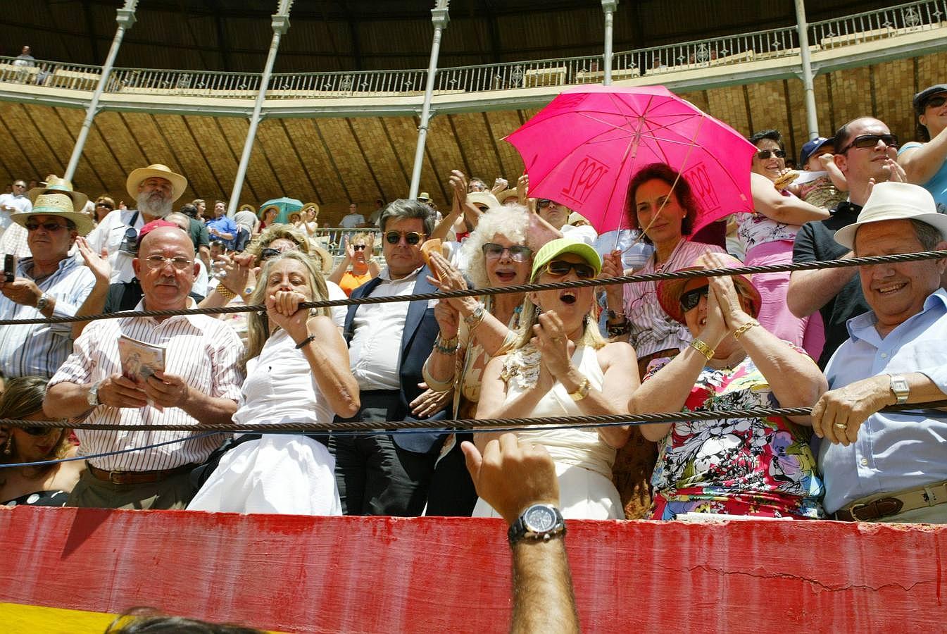 Feria taurina del Corpus, 2006: la Duquesa de Alba aplaude desde el tendido la actuación de Cayetano Rivera Ordóñez. 17/06/2006