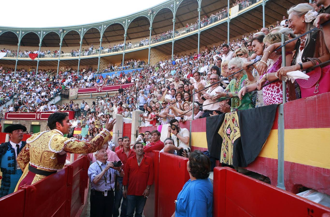 Feria taurina del Corpus, 2006: la Duquesa de Alba aplaude desde el tendido la actuación de Cayetano Rivera Ordóñez. 17/06/2006
