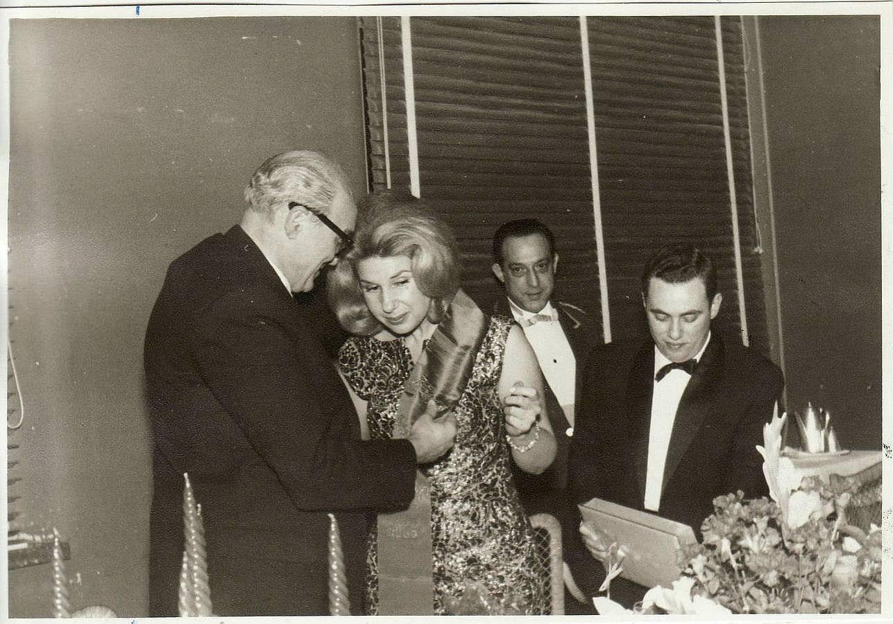 Antonio Mesa Moles, decano de la Facultad de Derecho, impone la banda de honor a la Duquesa de Alba como "Reina del paso del Ecuador" 04/03/1965