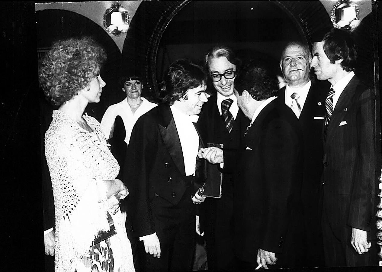 Pío Cabanillas, ministro de Cultura, y la Duquesa de Alba, son recibidos a su llegada a la sesión inaugural del Auditorio Manuel de Falla. 11/06/1978