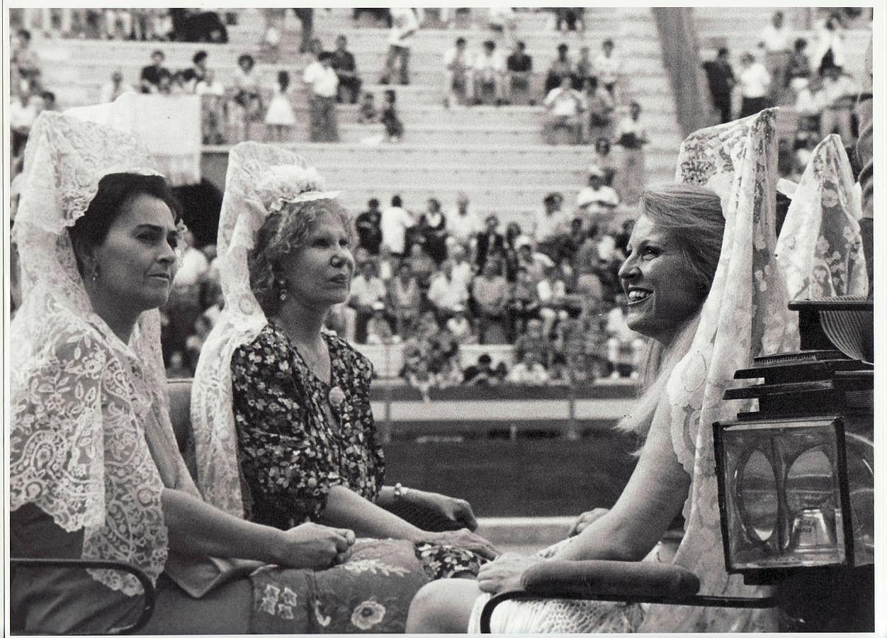 La Duquesa de Alba junto a su amiga Carmen Tello, pasean en coche de caballos en el festival de enganches a beneficio de la Cruz Roja celebrado en la plaza de toros de Granada durante la fiestas del Corpus 05/06/1994