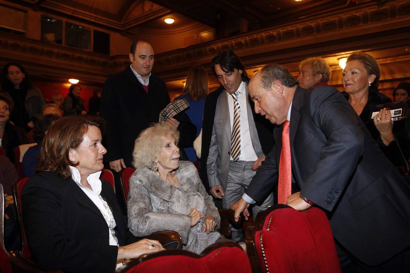 El alcalde, José Torres Hurtado, saluda a la duquesa de Alba en el Teatro Isabel la Católica, donde el bailaor y coreógrafo granadino, Juan Andrés Maya, presentó su espectáculo 'Tres voces y un bailaor' dentro de la programación del Festival de Otoño