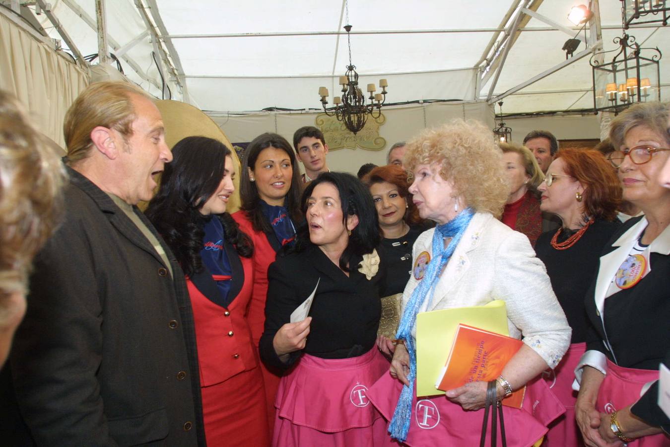 Curro Albaycín saluda a la duquesa de Alba en el Rastrillo 2003 organizado por la Asociación Nuevo Futuro