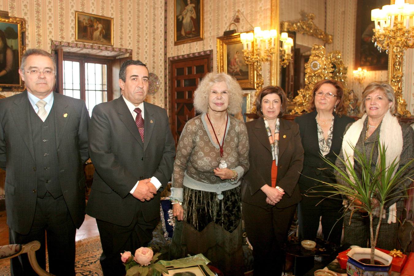 La duquesa de Alba, centro, posa junto a los directivos de la Hernandad de Las Maravillas que le hicieron la entrega del título de 'Camarera Mayor Honoraria'