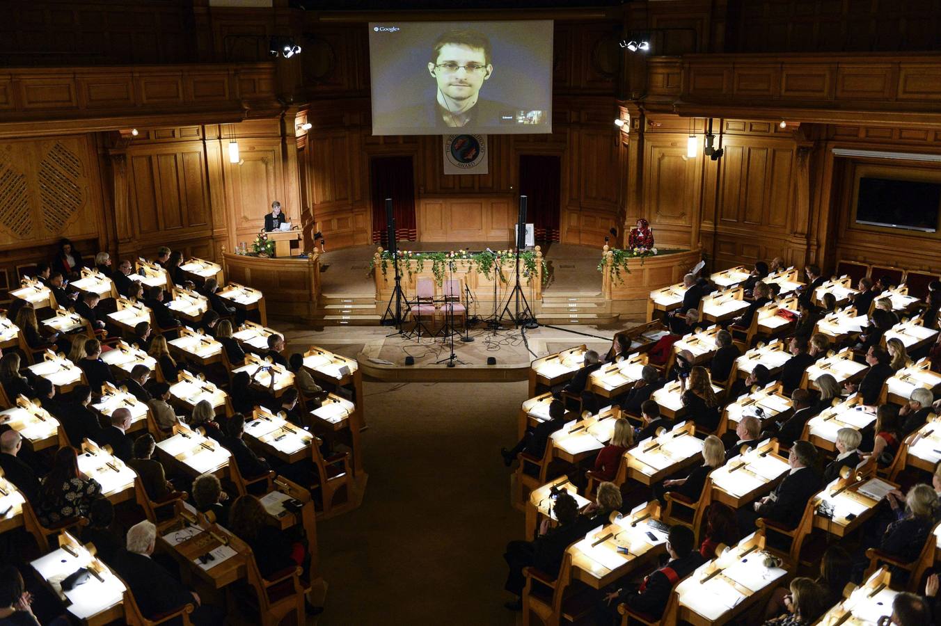 Edward Snowden se muestra en un livestream desde Moscú durante la ceremonia de Derecho Livelihood Award en el Parlamento sueco, en Estocolmo.