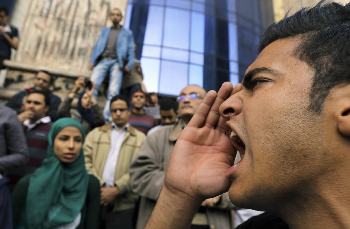 Un hombre grita consignas contra el gobierno durante una protesta contra la corte que juzga a el ex presidente de Egipto, Hosni Mubarak, en El Cairo.