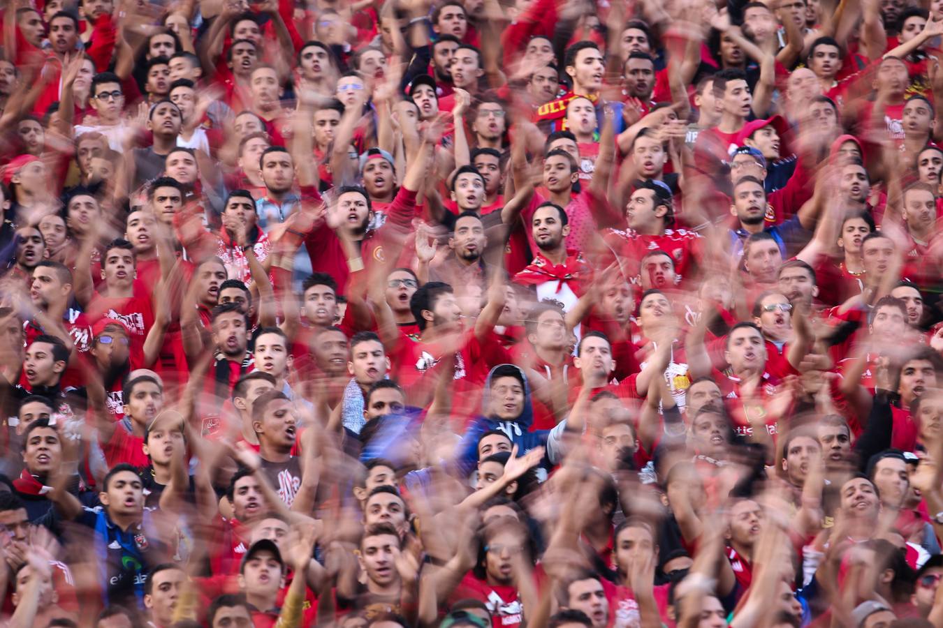 Partidarios de Al-Ahly de Egipto animan a su equipo.