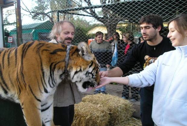 Quieren cerrar el zoo argentino donde puedes tocar a los animales