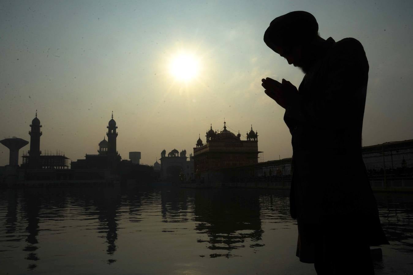 Devotos en el Santuario del Templo Sikh Dorado de Amritsar.