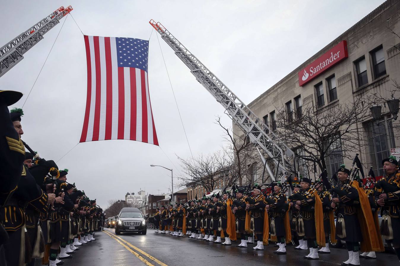 El coche fúnebre llevando oficial de policía de Nueva York Wenjian.