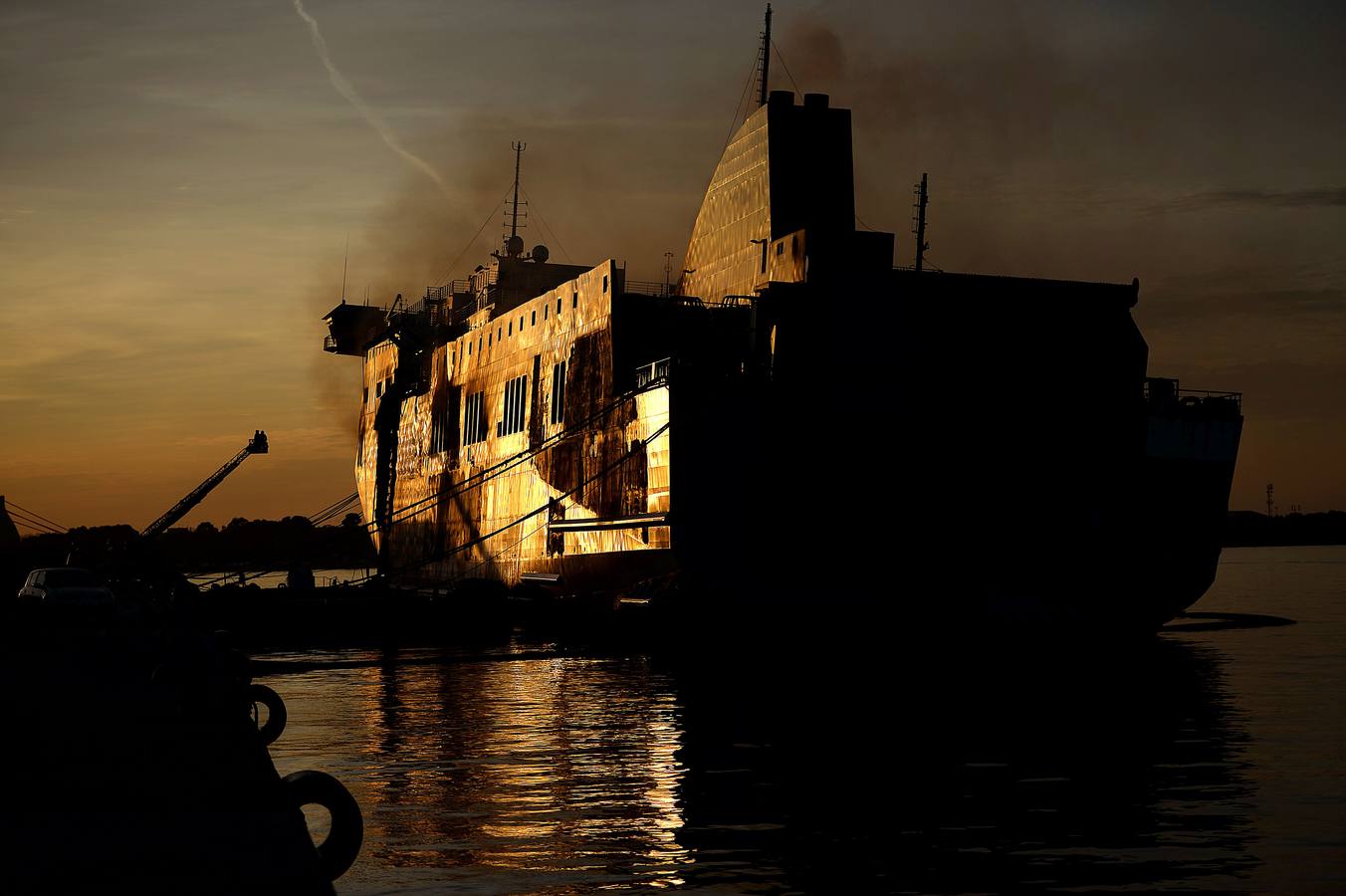 Bomberos comprueban el ferry amarrado en el muelle de Brindisi.