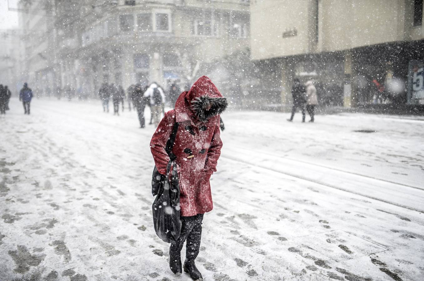 Una mujer camina bajo la nieve en Estambul.