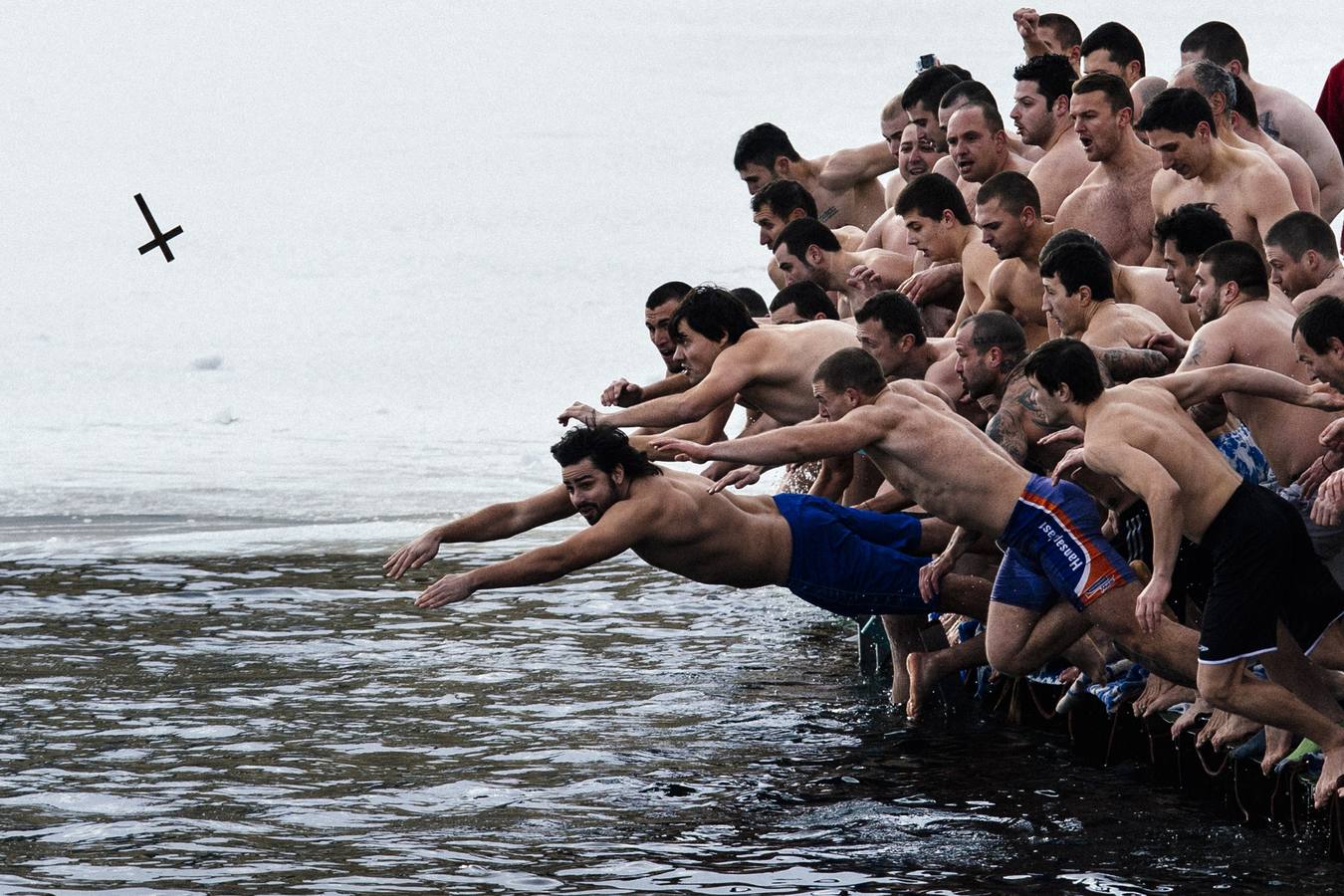 Búlgaros en las aguas heladas de un lago para coger el centro de Sofía.
