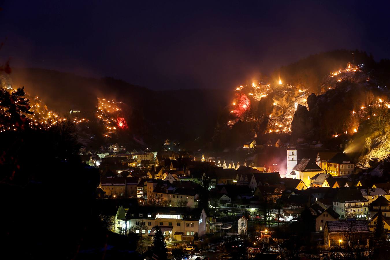 Hogueras a lo largo de las colinas en la localidad de Pottenstein, el sur de Alemania.