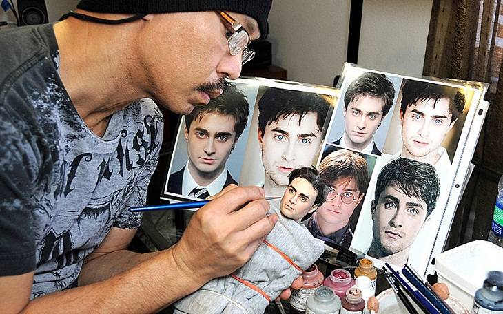 Noel Cruz pintando a Daniel Radcliffe, actor que dio vida a Harry Potter. 