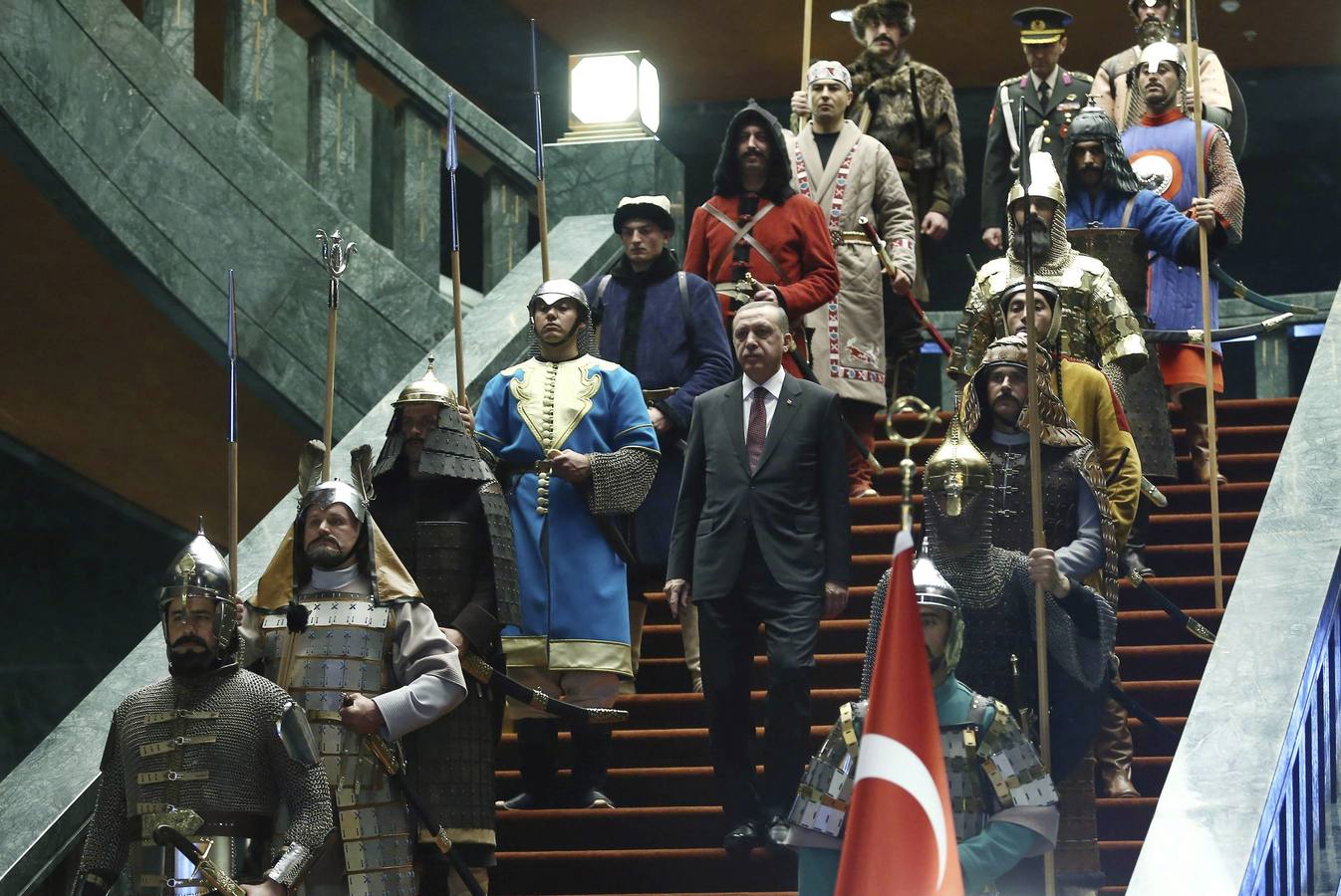 El presidente turco, Recep Tayyip Erdogan (c), mientras da la bienvenida al presidente palestino, Mahmoud Abbas, antes de su reunión en Estambul, Turquía.