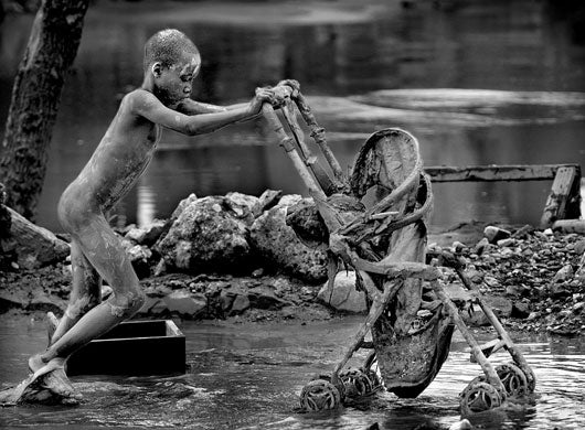 Pulitzer 2009: Patrick Farrell con el reflejo  de la desvastación de Haití tras el paso del huracán Ike. 
