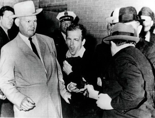 Pulitzer 1963: Robert H. Jackson por el instante en que Jack Ruby mató a tiros a Harvey Oswald. 