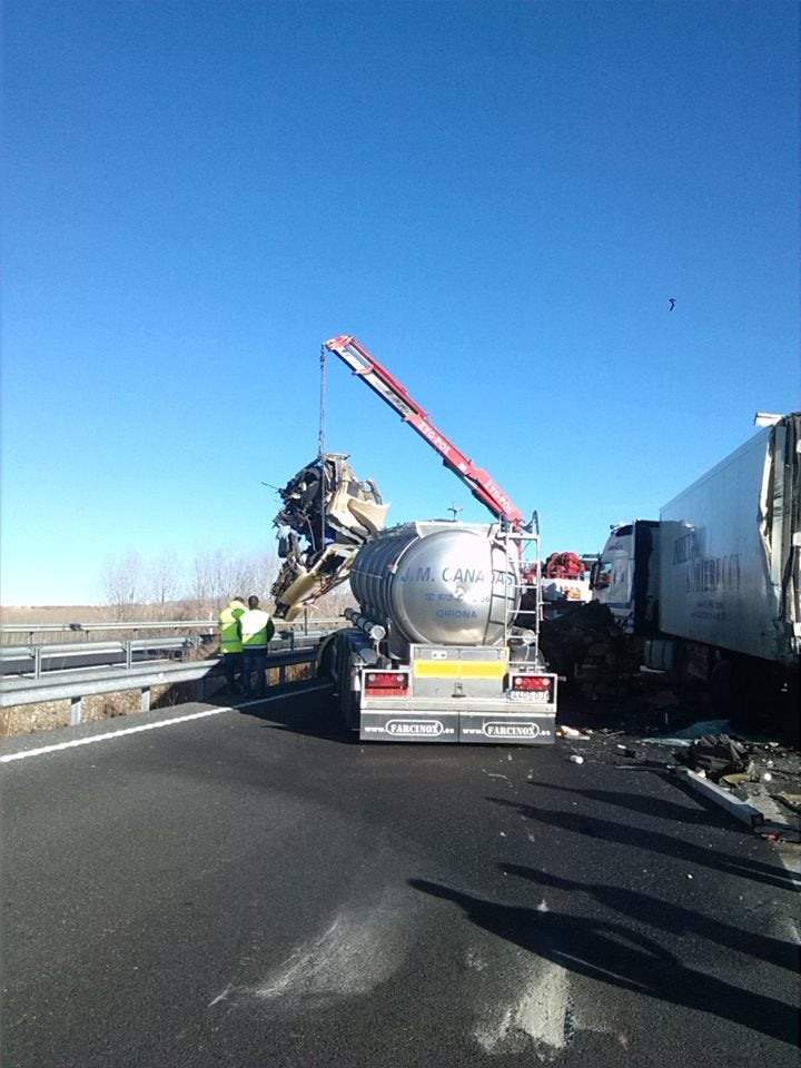 Dos camiones chocan en Purullena