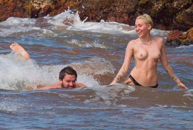 Miley Cyrus pillada en top less con su novio Patrick Schwarzenegger