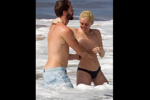 Miley Cyrus pillada en top less con su novio Patrick Schwarzenegger