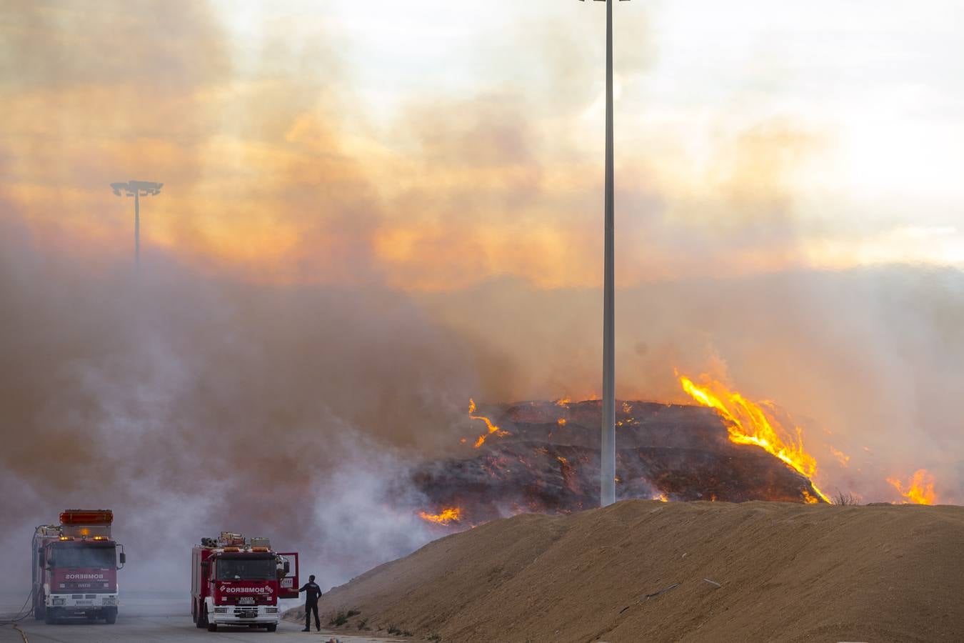 Intentan controlar un fuego en el interior de la dársena del Puerto de Motril