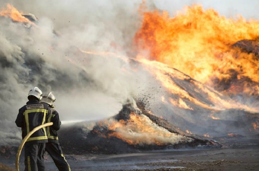 Intentan controlar un fuego en el interior de la dársena del Puerto de Motril