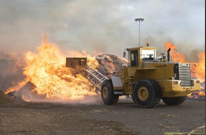 Intentan controlar un fuego en el interior de la dársena del Puerto de Motril