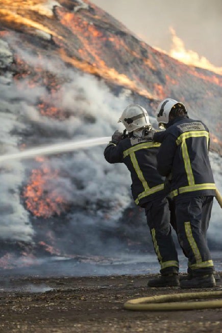 Intentan controlar un fuego en el interior de la dársena del Puerto de Motril