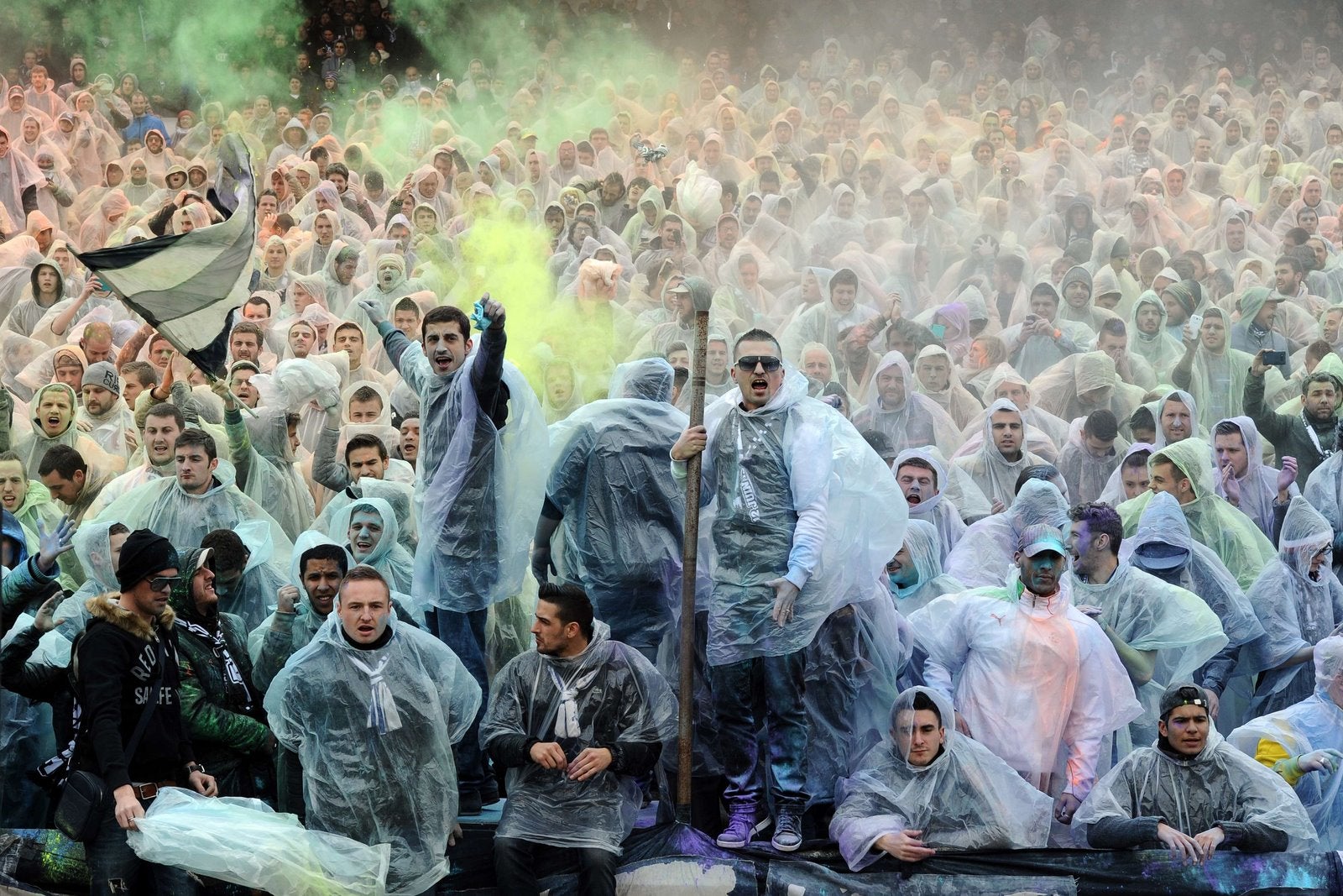 Los fans del Burdeos lanzan polvos de colores durante el partido.