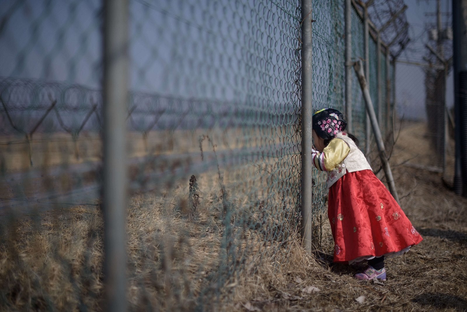 Una niña lleva un vestido hanbok tradicional cerca de la zona militar orientada hacia Corea del Norte en el parque Imjingak.