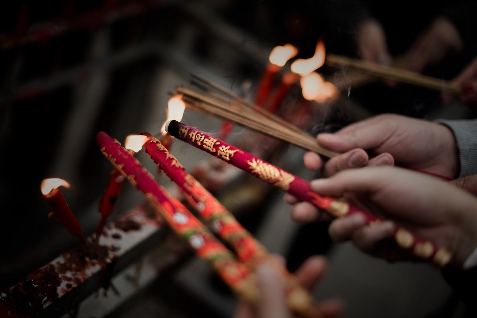 Palillos de incienso en un templo durante las celebraciones para conmemorar el primer día del Año Nuevo Lunar en Hong Kong.