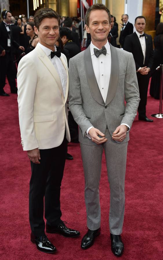 Neil Patrick Harris, maestro de ceremonias de la 87 edición de los Oscar y su pareja, David Burtka, posan a su llegada al Dolby Theatre de Los Ángeles.