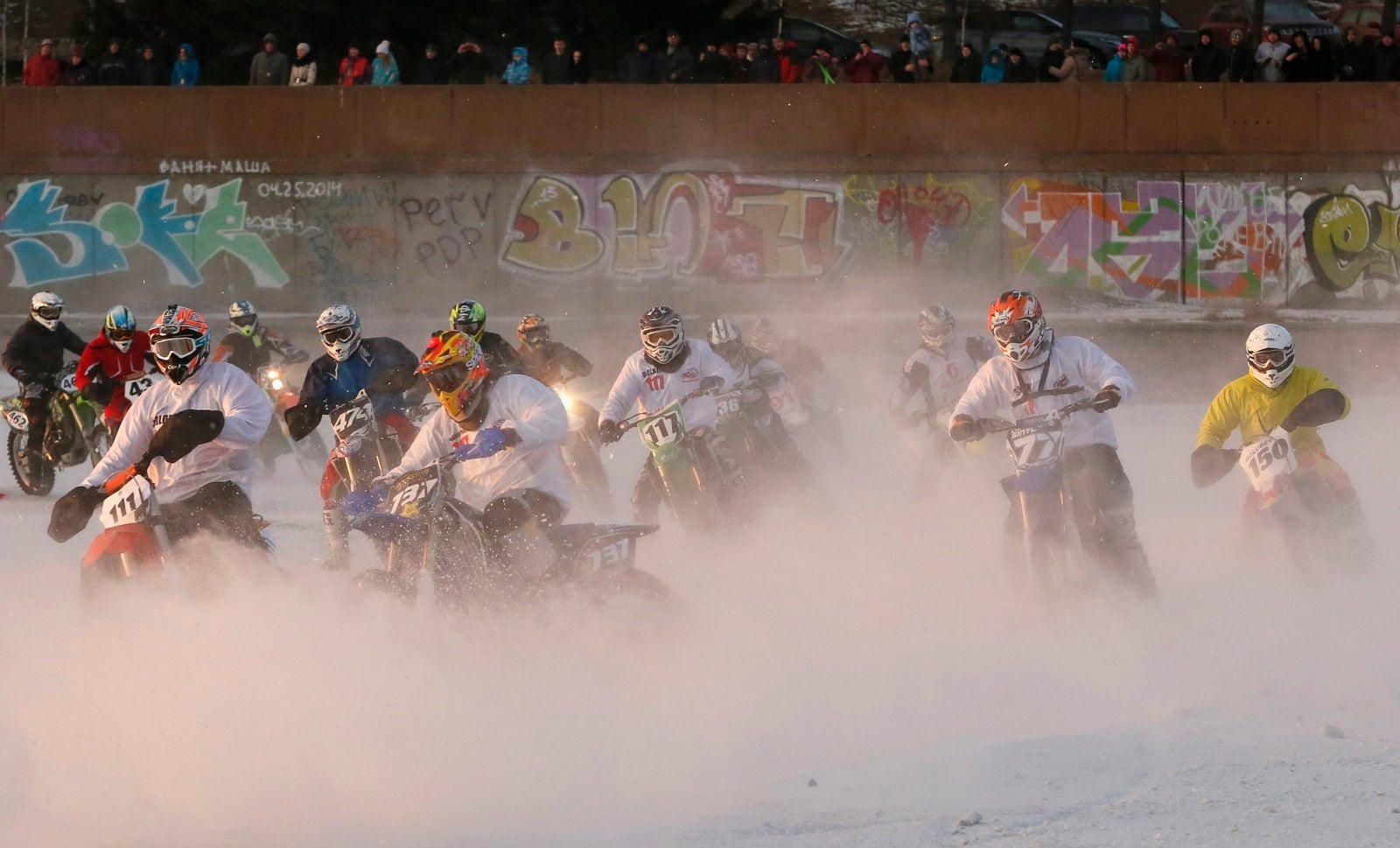 Motoristas compiten en la cubierta de hielo del río Yenisei durante el festival "Invierno Virage" en la ciudad siberiana rusa de Krasnoyars