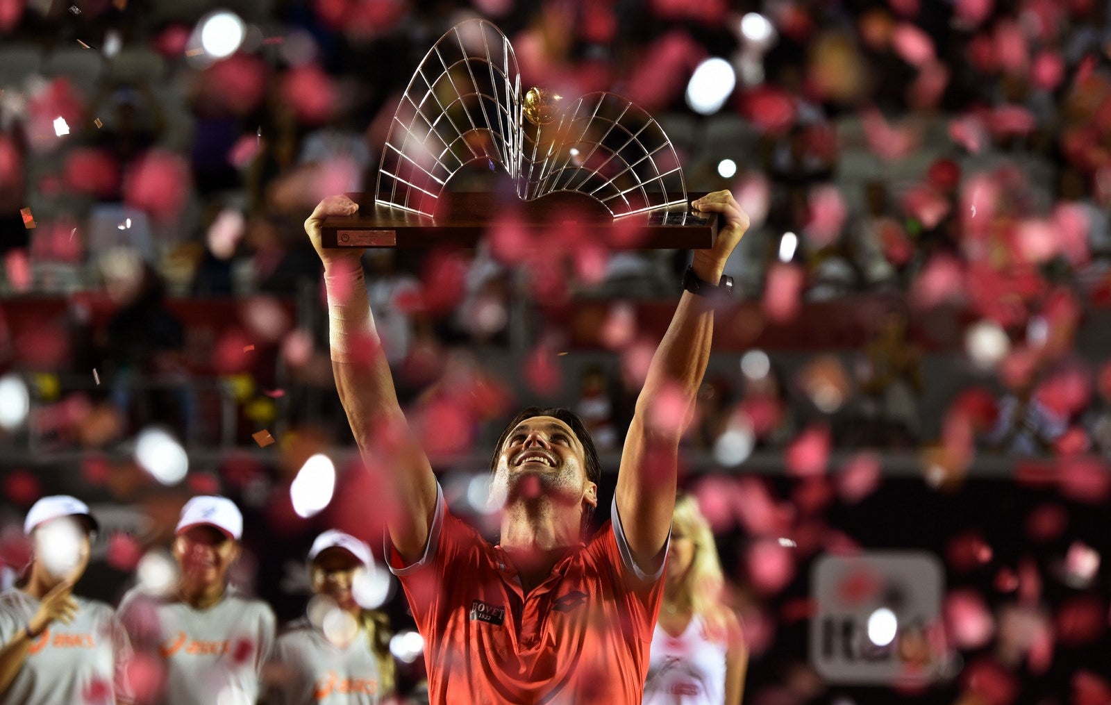 El tenista español David Ferrer celebra con el trofeo después de ganar el torneo en Río de Janeiro.