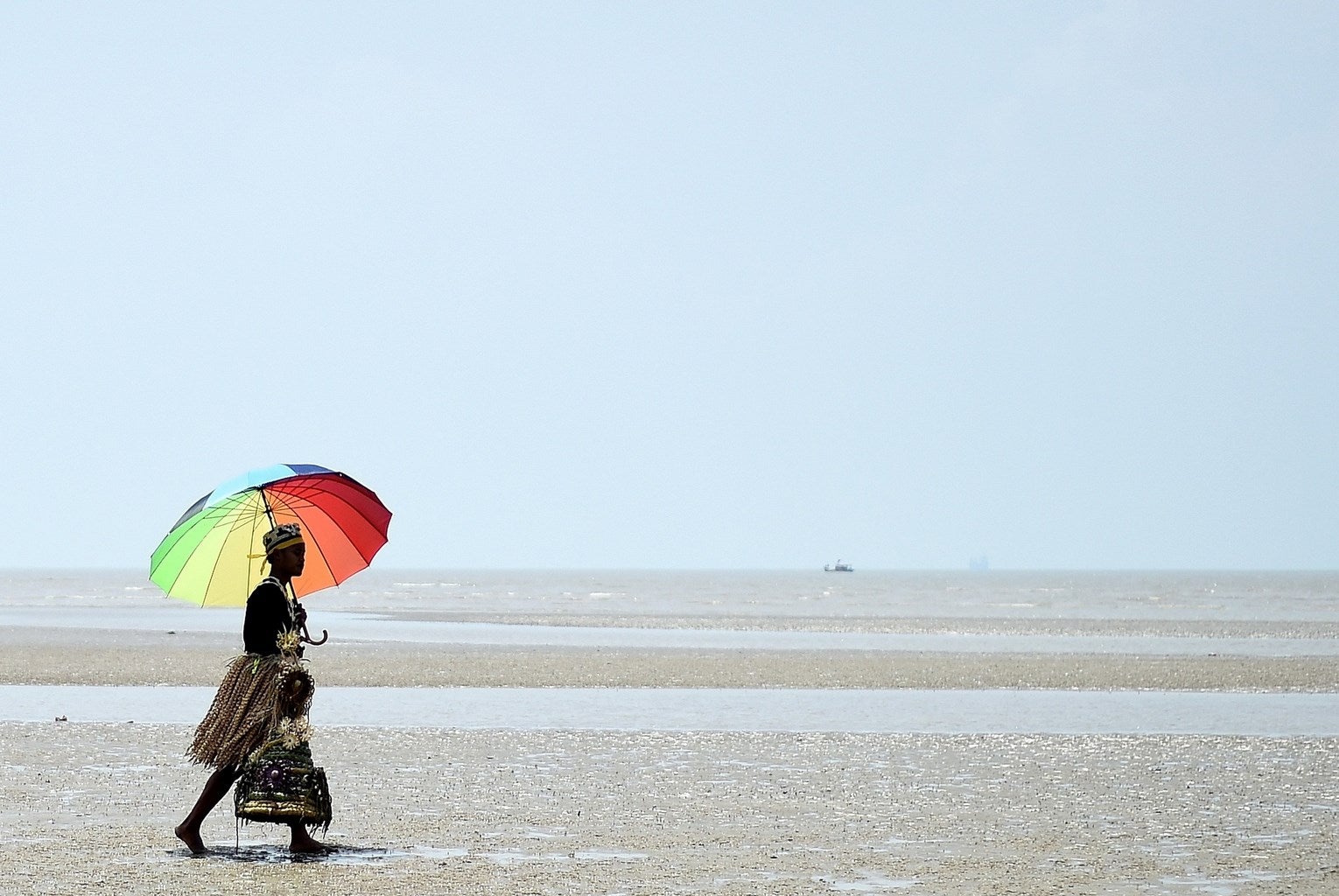 Un miembro de la tribu indígena Mah Meri de Malasia llega a participar en el ritual Puja Pantai, un ritual de acción de gracias a los espíritus de los mares.
