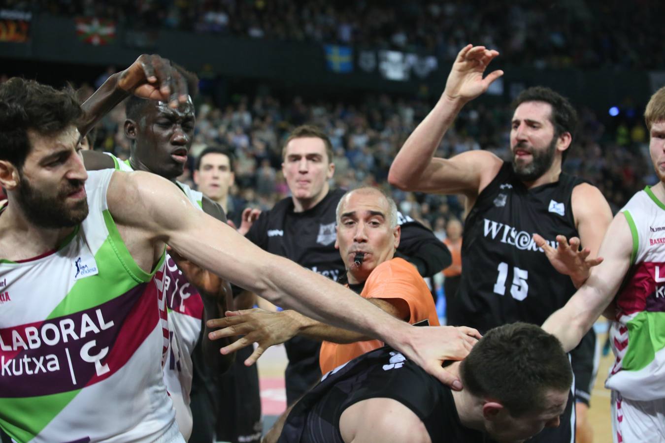 Increíble tangana en el Bilbao basket-Laboral Kutxa