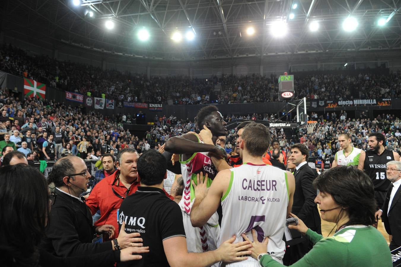 Increíble tangana en el Bilbao basket-Laboral Kutxa