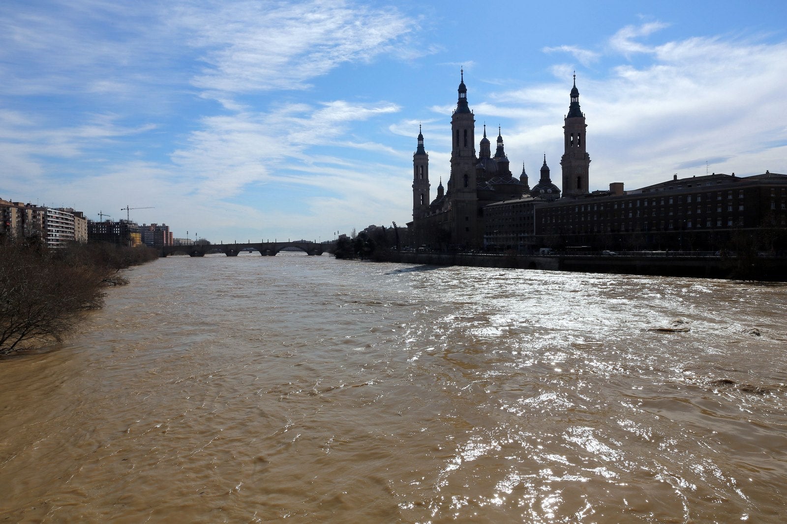 Río Ebro fluye cerca de la catedral de Zaragoza.