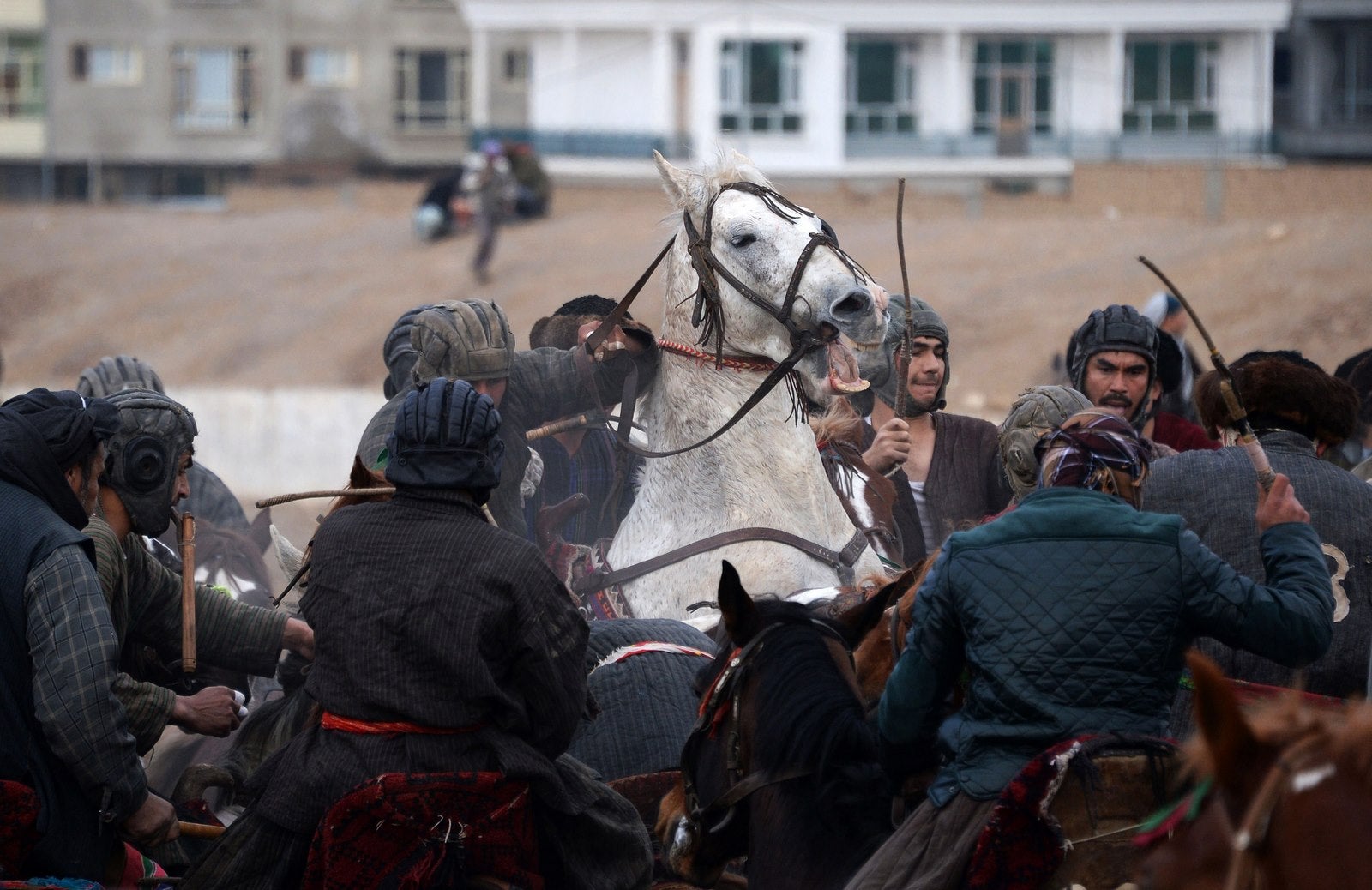 Jinetes afganos compiten por un cadáver de cabra durante un partido de este deporte tradicional de Buzkashi en Balkh.