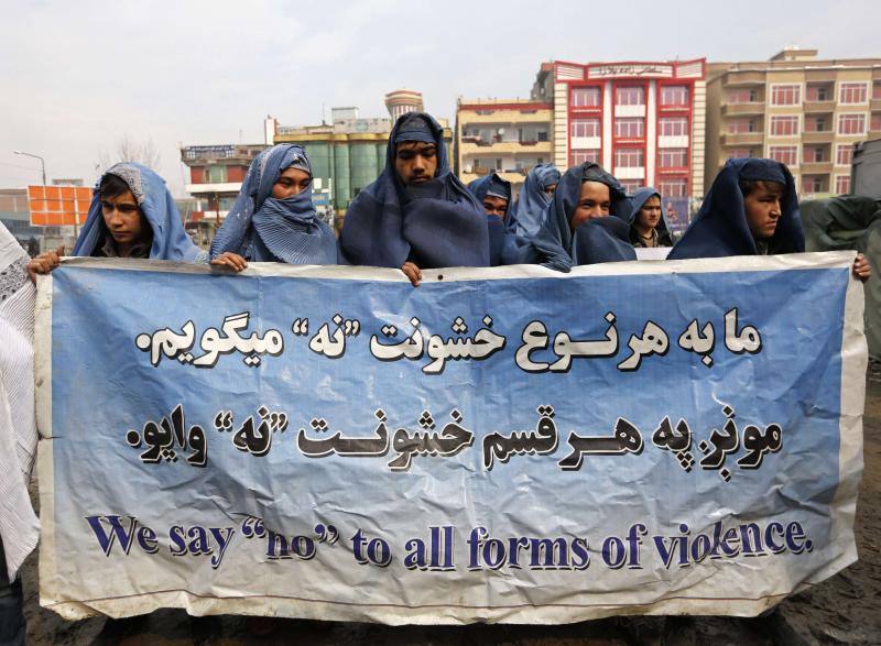 Hombres afganos marchan con burka por Kabul en defensa de los derechos de las mujeres